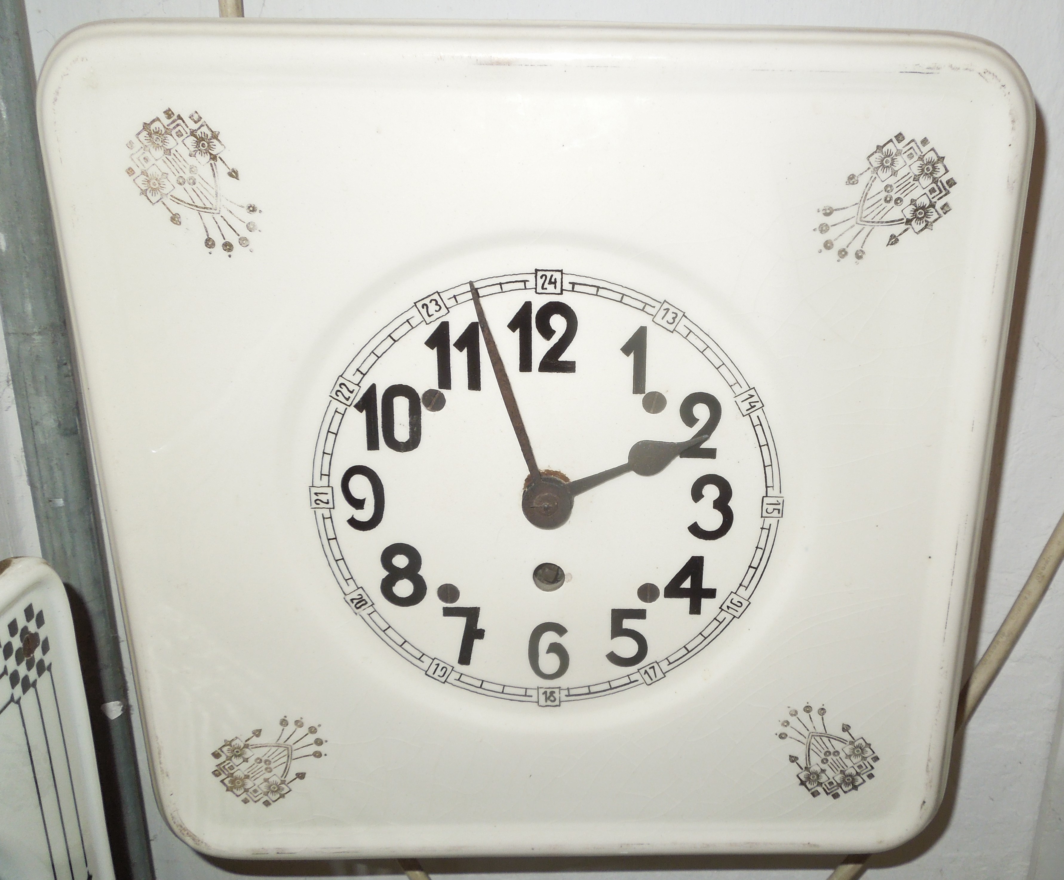 HODINY NÁSTĚNNÉ PORCELÁNOVÉ