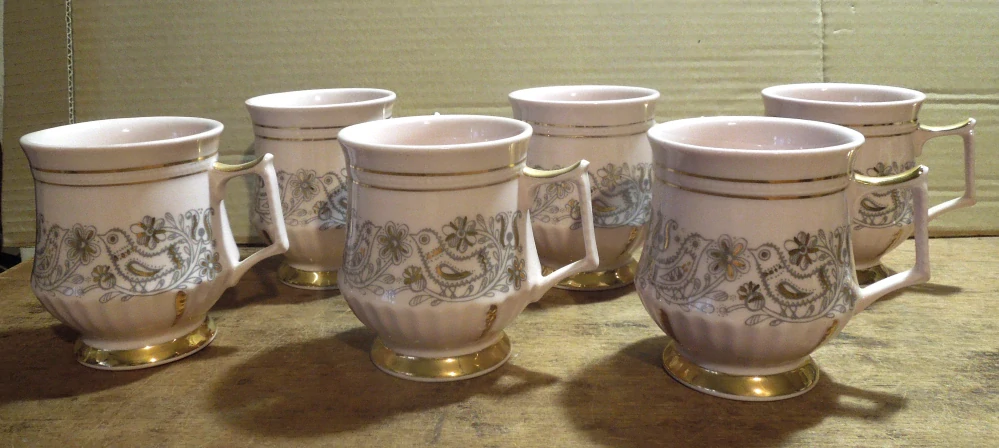 SADA 6 HRNKŮ RŮŽOVÝ PORCELÁN HORNÍ SLAVKOV