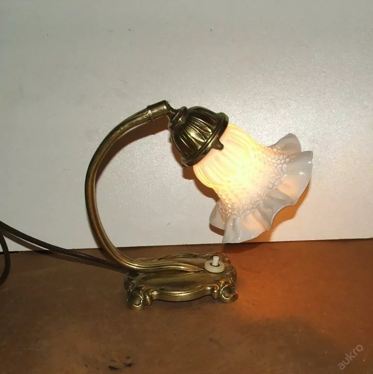 LAMPIČKA STOLNÍ NEBO NA STĚNU LAMPA ELEKTRICKÁ 