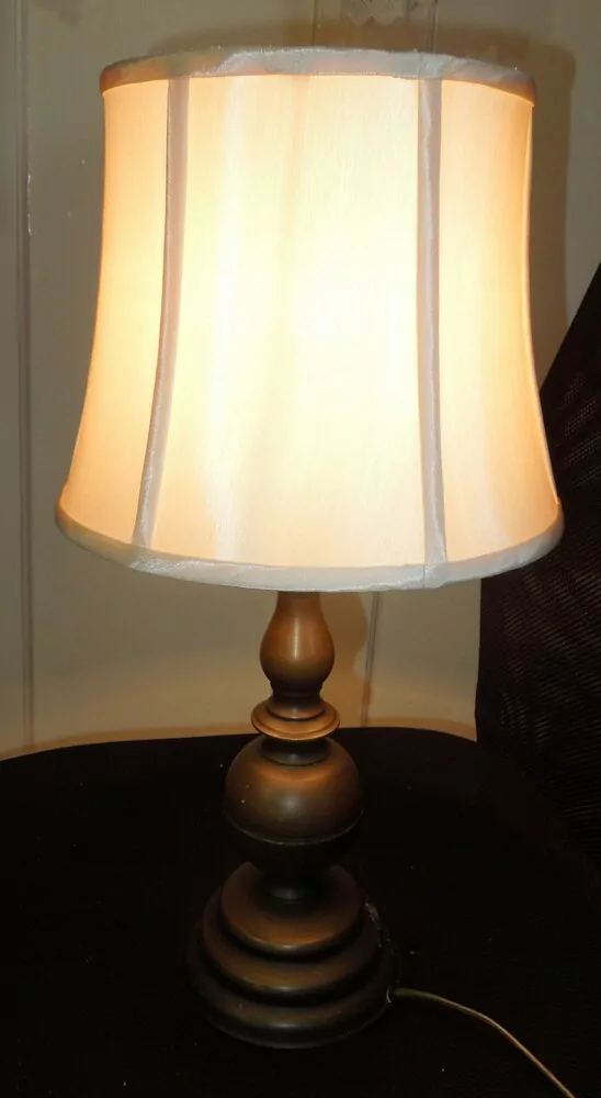 STOLNÍ MOSAZNÁ LAMPA ELEKTRICKÁ