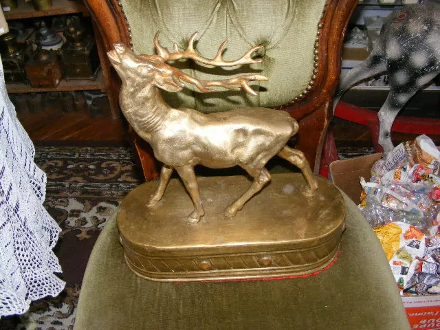 STAROŽITNOST KOMPOZICE JELEN NA PODSTAVCI