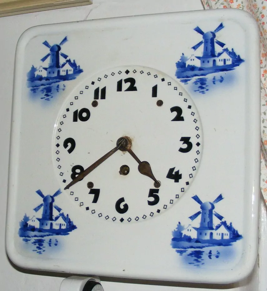 HODINY NÁSTĚNNÉ PÉROVÉ PORCELÁNOVÉ Mlýny