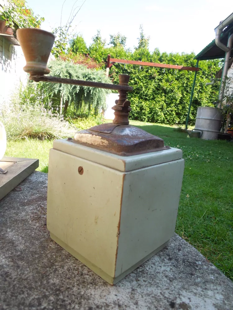 STAROŽITNOST MLÝNEK KAFEMLÝNEK KÁVOMLÝNEK