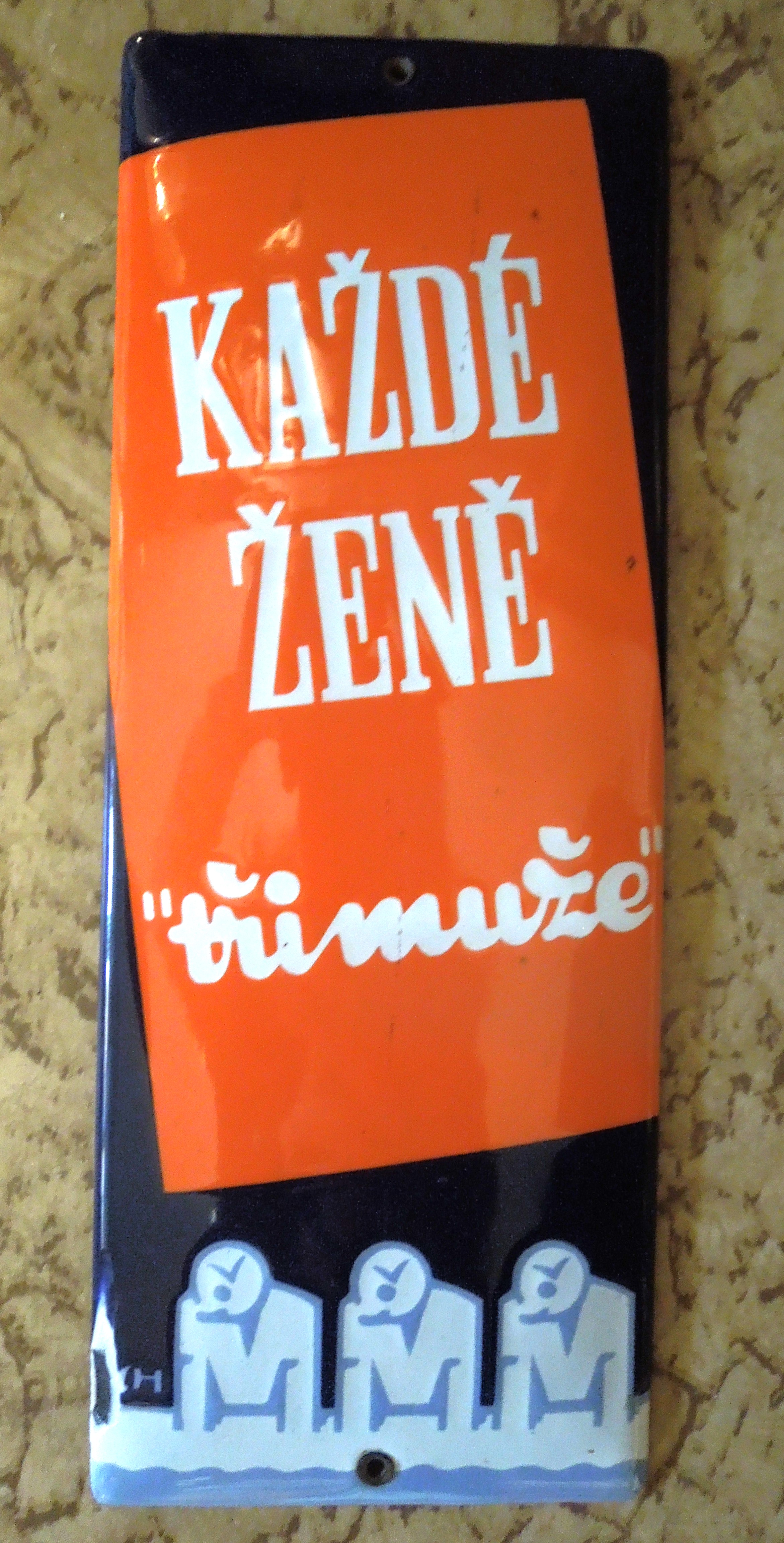 PLECHOVÁ SMALTOVÁ CEDULE " KAŽDÉ ŽENĚ TŘI MUŽE "