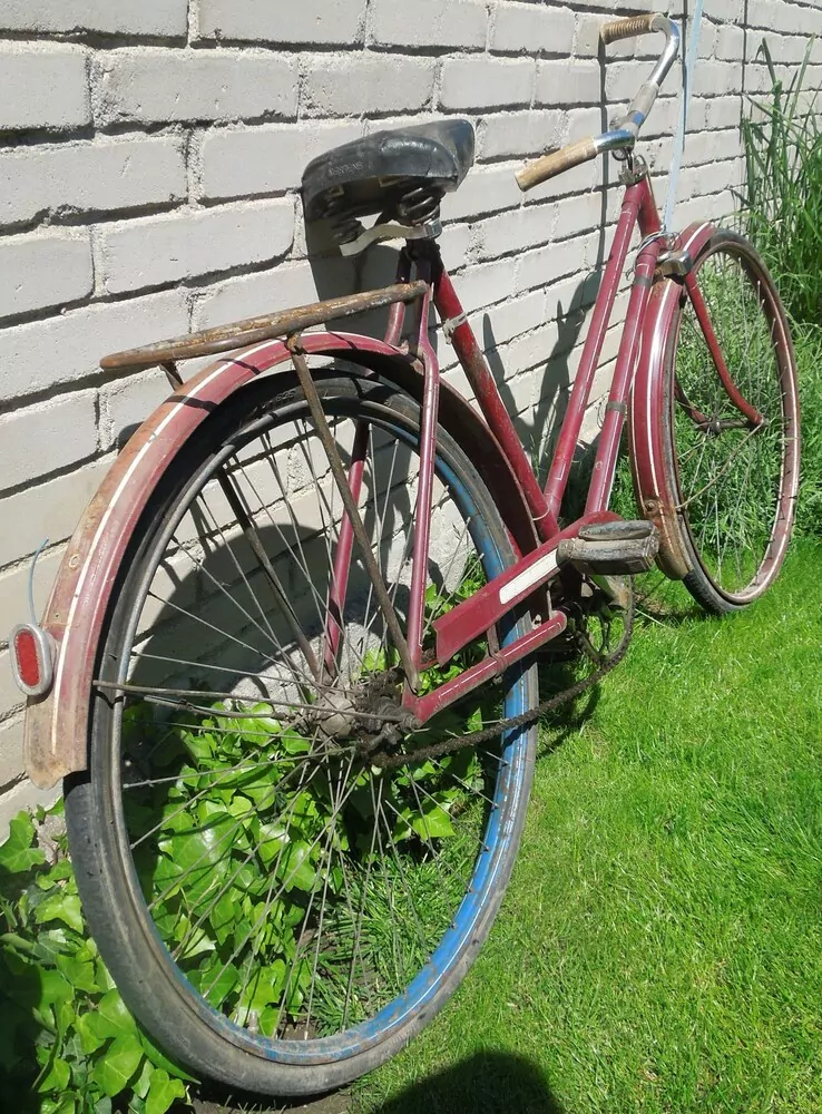 Jízdní kolo na dekoraci nebo renovaci červené