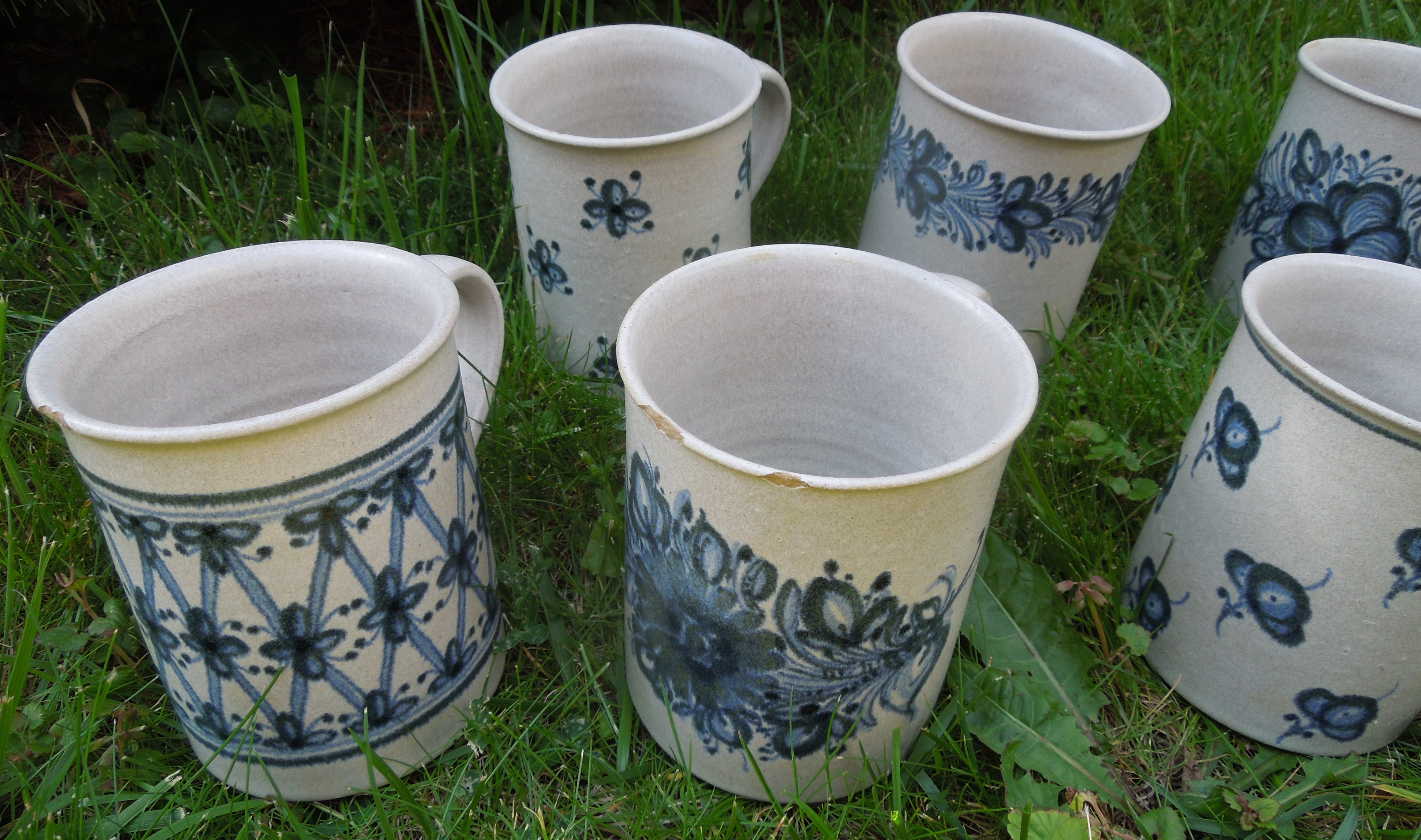 KERAMIKA MODRÝ DEKOR HRNKY 9 KS VÝŠKA 10,7 CM