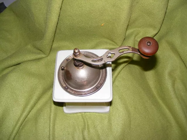 STAROŽITNÝ MLÝNEK KAFEMLÝNEK KÁVOMLÝNEK PORCELÁNOVÝ LEINBROCK RŮŽE