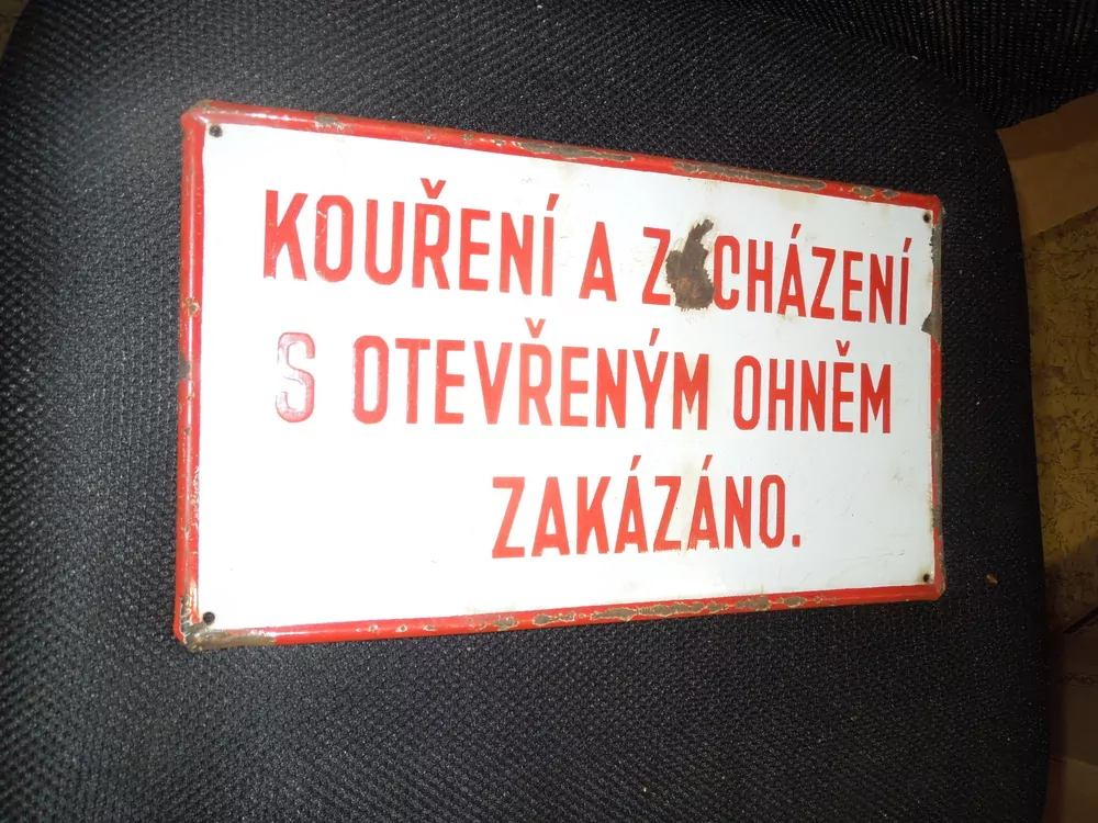 Plechová cedule KOUŘENÍ A ZACHÁZENÍ S OTEVŘENÝM OHNĚM ZAÁZÁNO