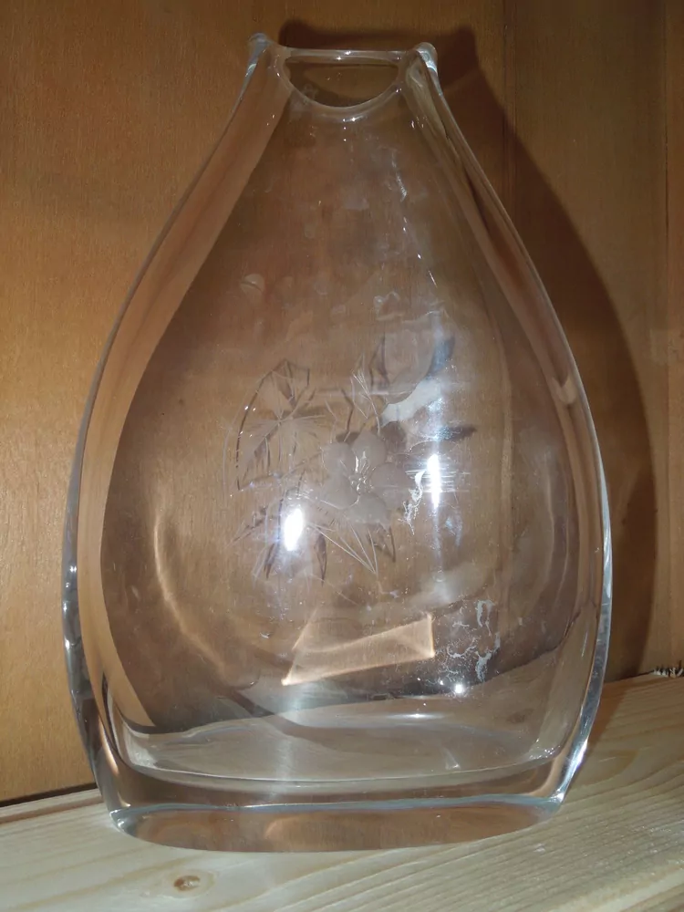 Broušená váza z hutního skla