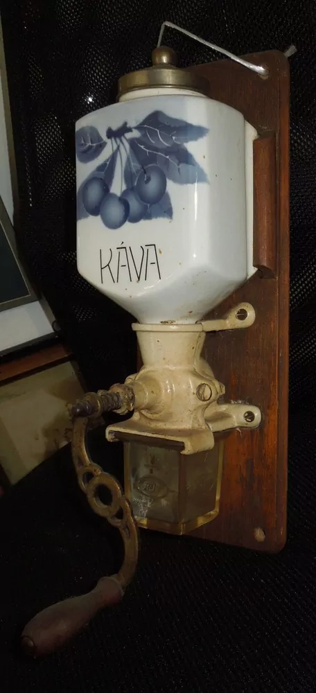 STAROŽITNOST PORCELÁNOVÝ MLÝNEK MOTIV TŘEŠNĚ KAFEMLÝNEK