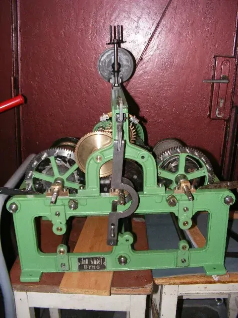 HODINY VĚŽNÍ HODINOVÝ STROJ ! The tower clock ! Die Turmuhr !Zegar wieżowy !