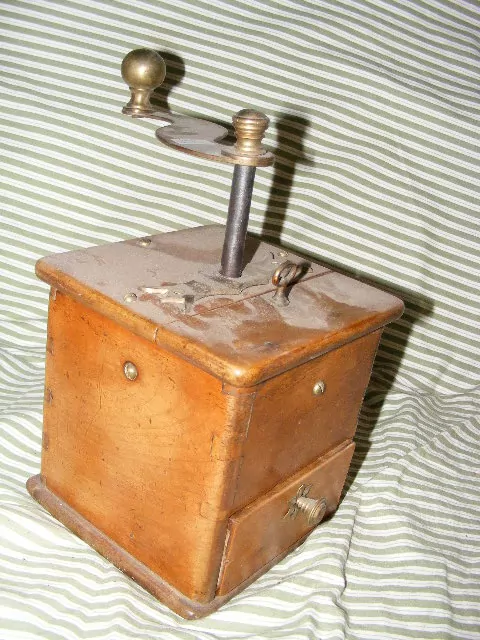 STAROŽITNOST MLÝNEK KAFEMLÝNEK KÁVOMLÝNEK 