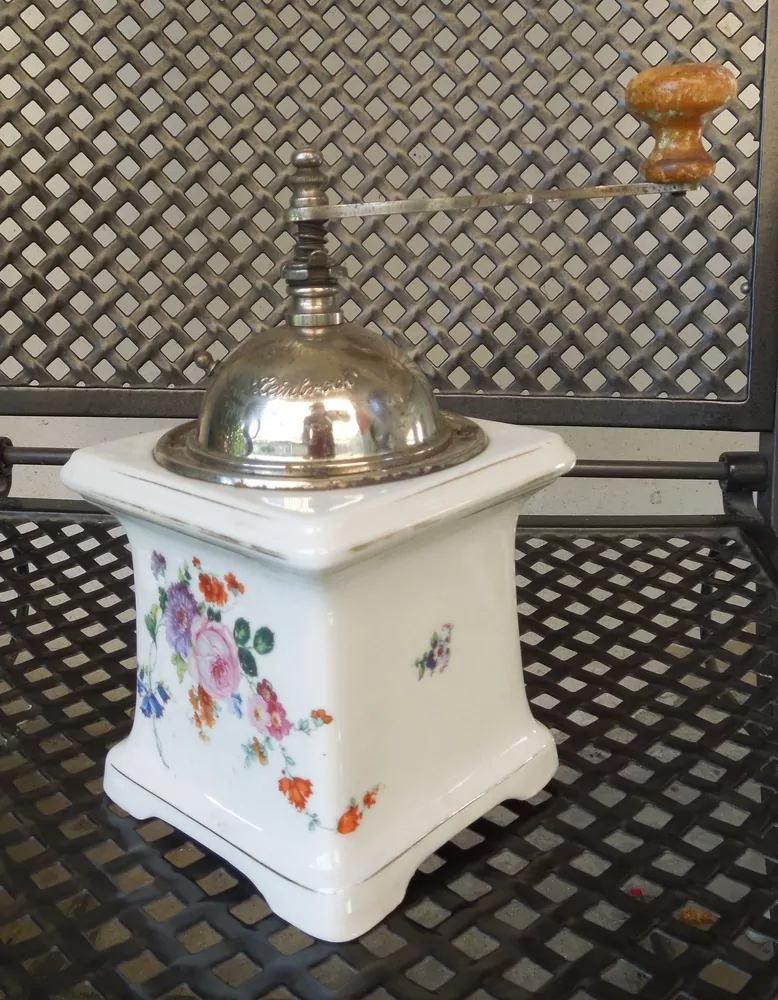 STAROŽITNÝ MLÝNEK KÁVOMLÝNEK KAFEMLÝNEK PORCELÁNOVÝ RŮŽE, RŮŽIČKY