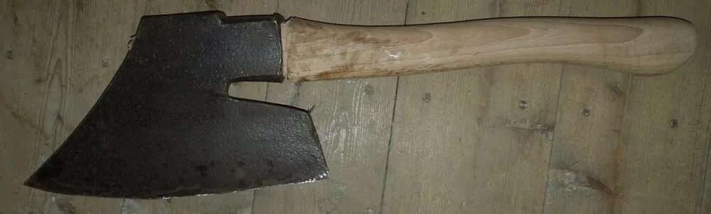 Starožitná tesařská sekera, širočina