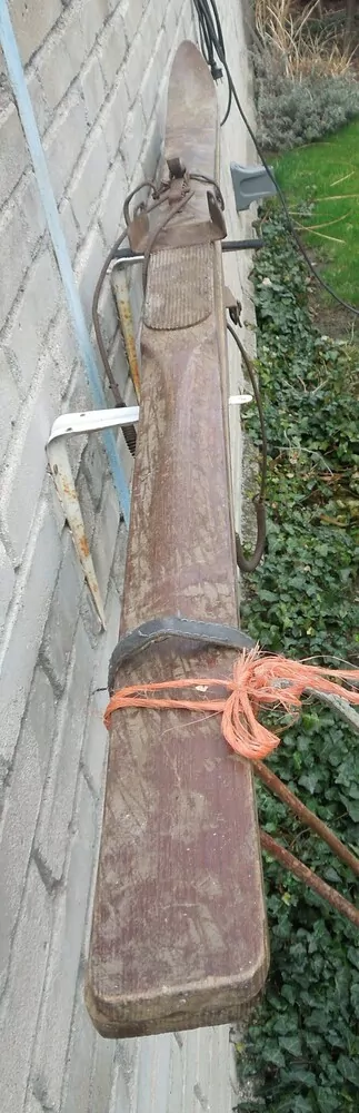 Starožitné dřevěné lyže