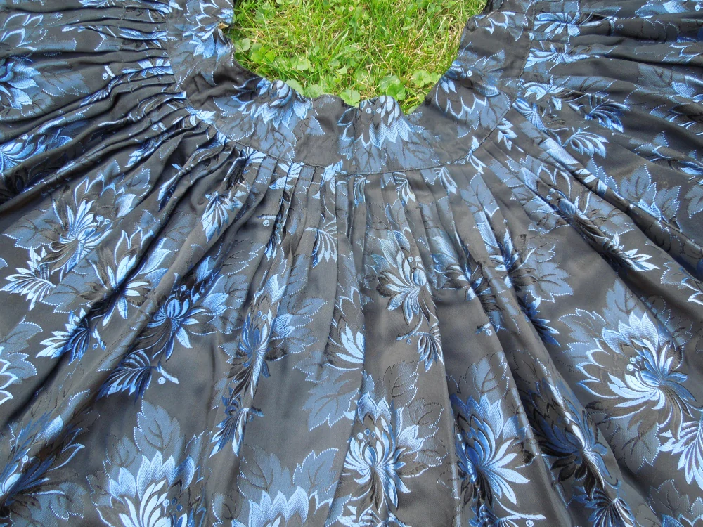 FĚRTŮŠEK BROKÁTOVÝ ČERNÝ S MODRÝMI KVĚTY