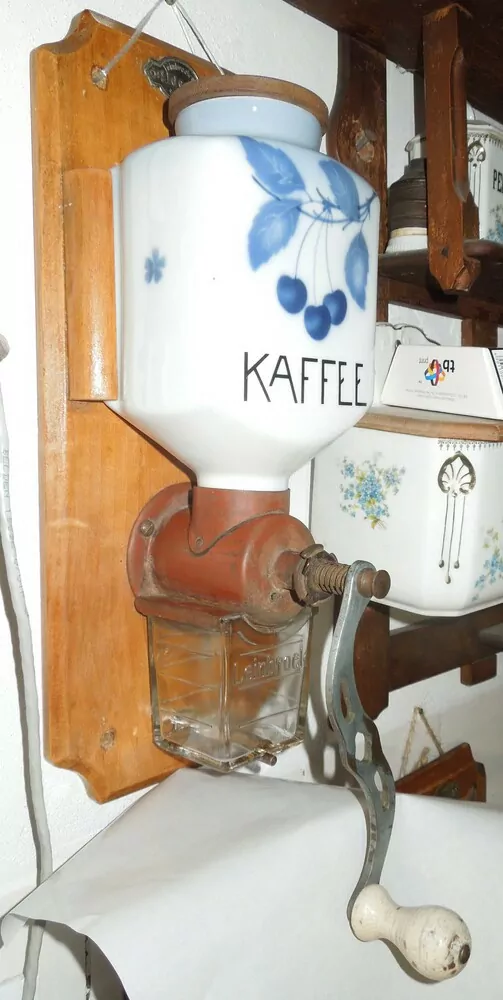 STAROŽITNOST MLÝNEK KAFEMLÝNEK KÁVOMLÝNEK TŘEŠNĚ