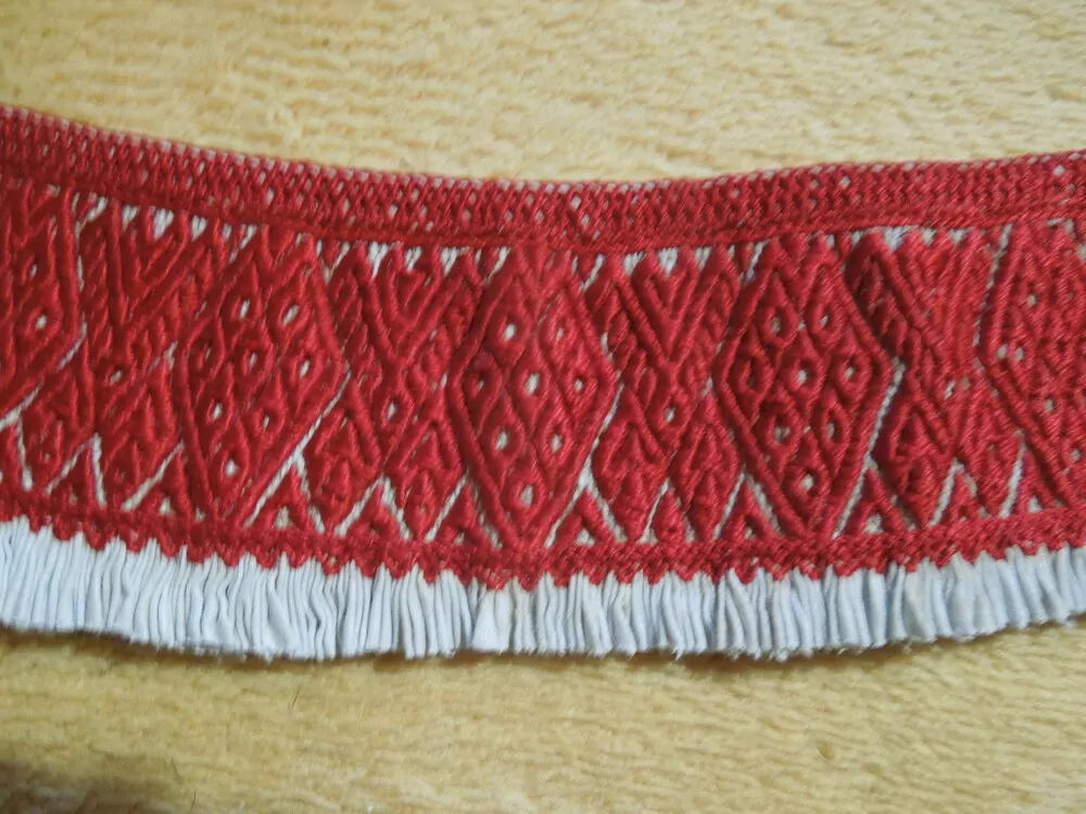 KROJ RUČNĚ VYŠÍVANÁ FORMA (PÁSEK) Z FĚRTOCHU