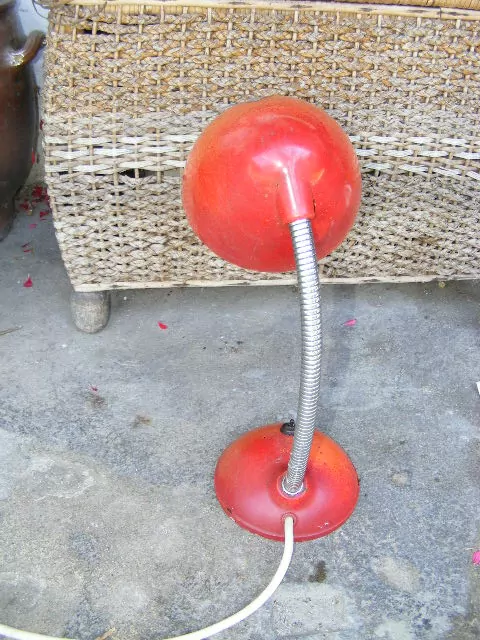 STAROŽITNÁ STOLNÍ LAMPA