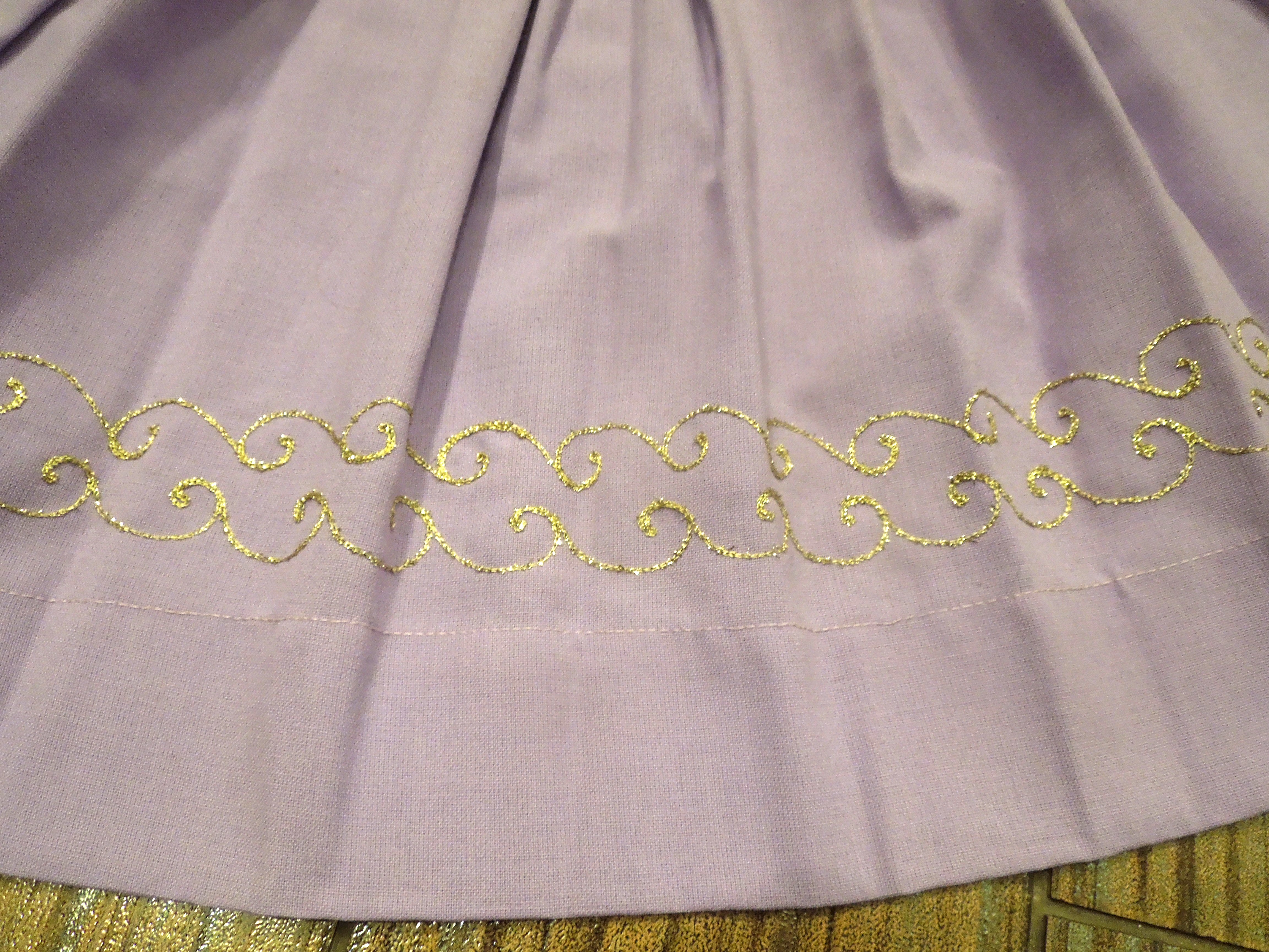 KROJ FĚRTŮŠEK FIALKOVÝ ZLATĚ VYŠÍVANÝMI KVĚTY KE KROJI