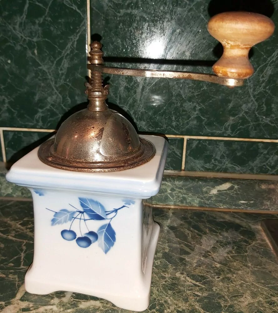 STAROŽITNOST MLÝNEK KAFEMLÝNEK PORCELÁNOVÝ LEINBROCK MODRÉ TŘEŠNĚ