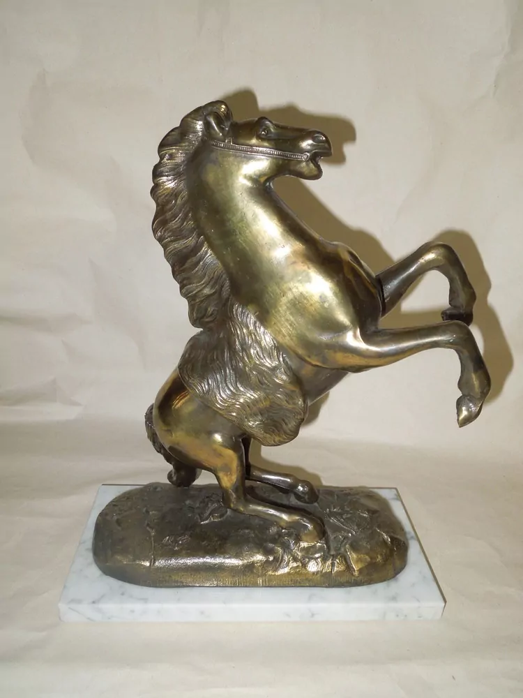 Socha KŮŇ NA MRAMOROVÉM PODSTAVCI