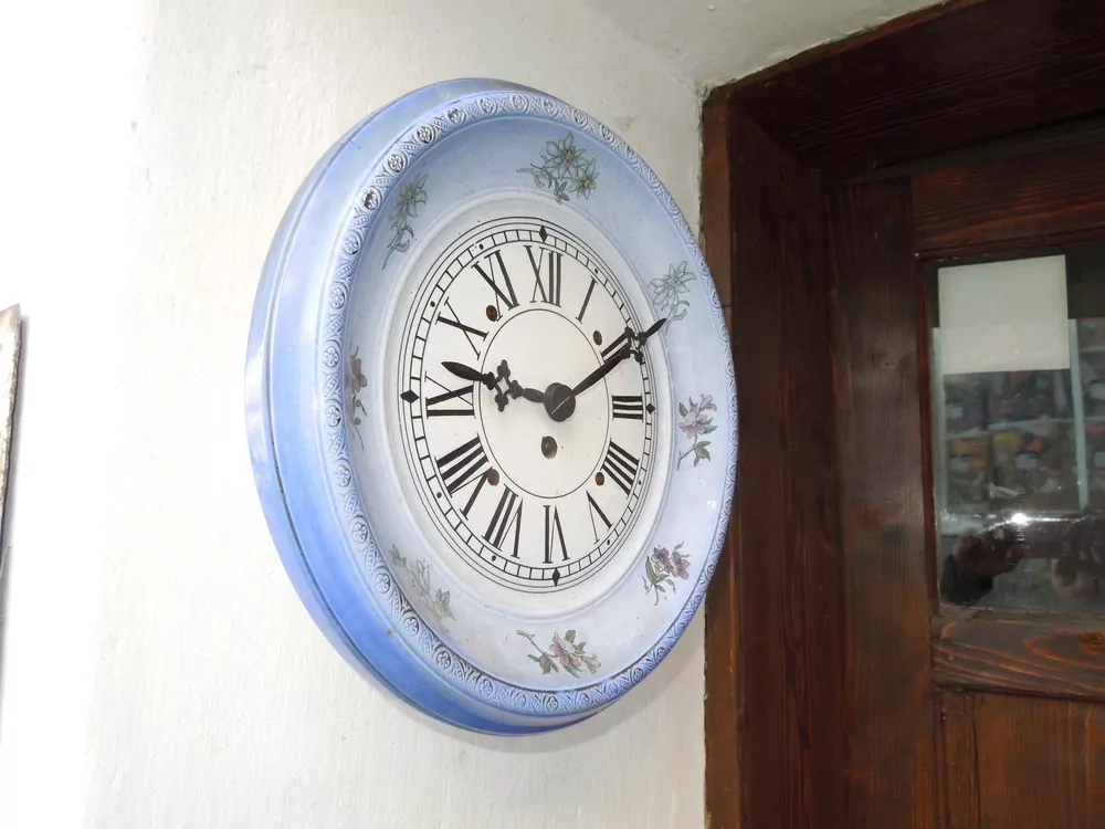 STAROŽITNÉ HODINY PORCELÁNOVÉ KUCHYŇSKÉ KVĚTINY