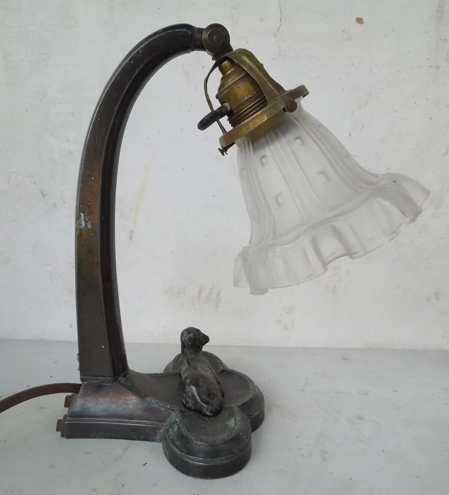  STAROŽITNÁ STOLNÍ NEBO NÁSTĚNNÁ LAMPA ELEKTRICKÁ figurální s ovečkou,ovce