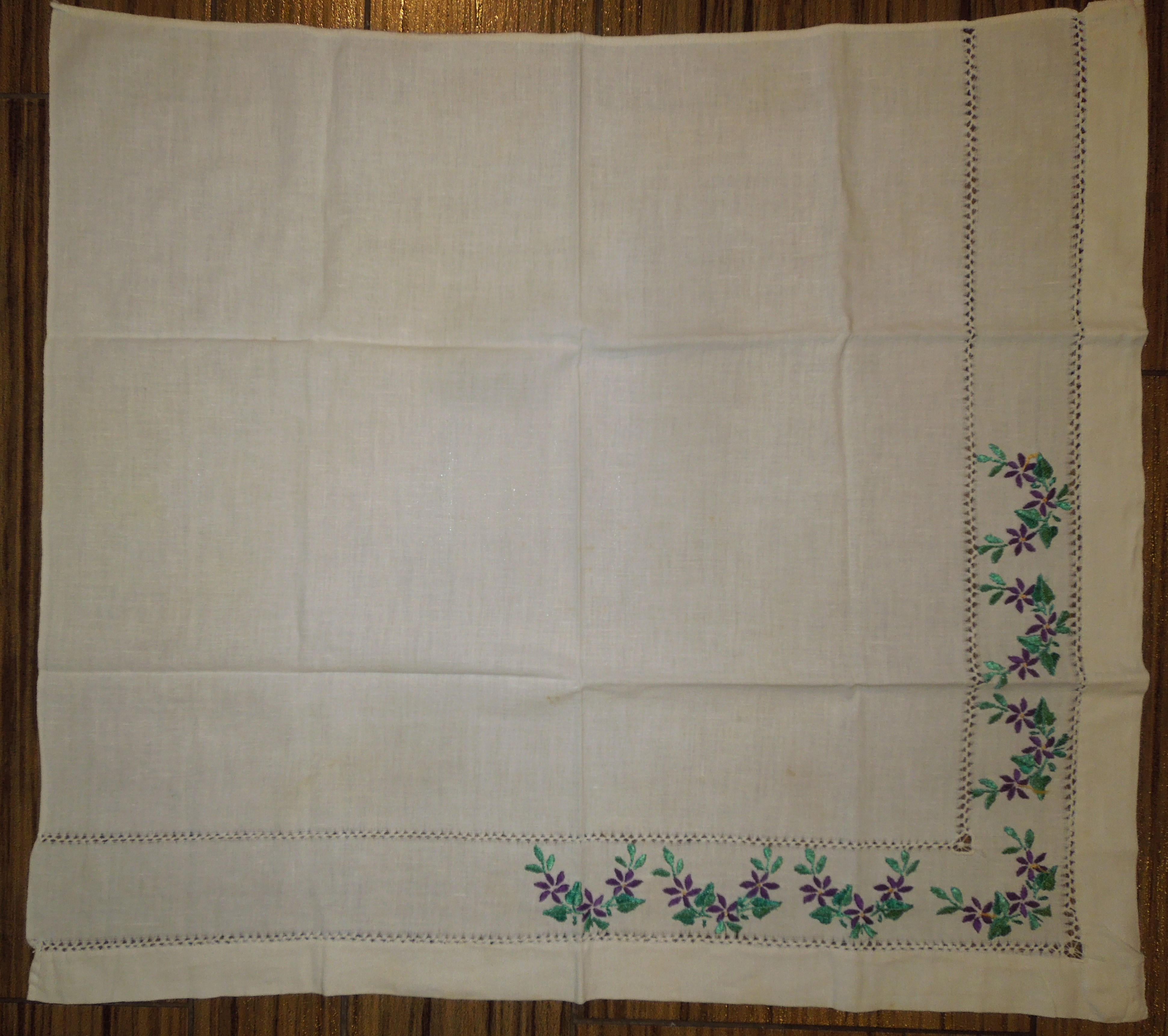 KROJ ŠÁTEK BÍLÝ S VYŠÍVANÝMI KVĚTY