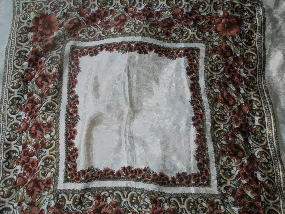 ŠÁTEK KRÉMOVĚ BÍLÝ S HNĚDÝMI KVĚTY LESKLÝ