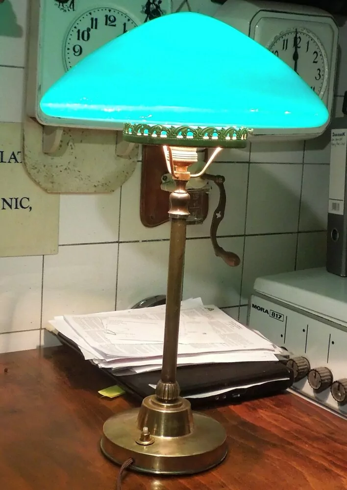 STAROŽITNÁ MOSAZNÁ STOLNÍ LAMPA ELEKTRICKÁ