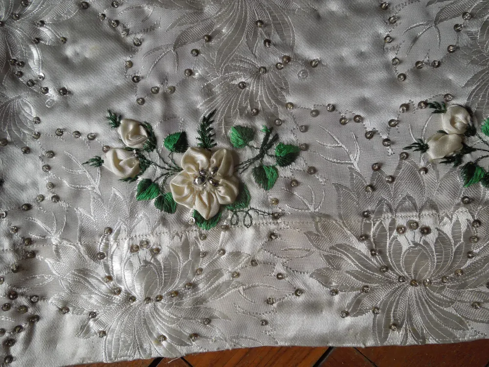 KROJ LÁTKA NA FĚRTŮŠEK S VYŠITÝMI KVĚTY