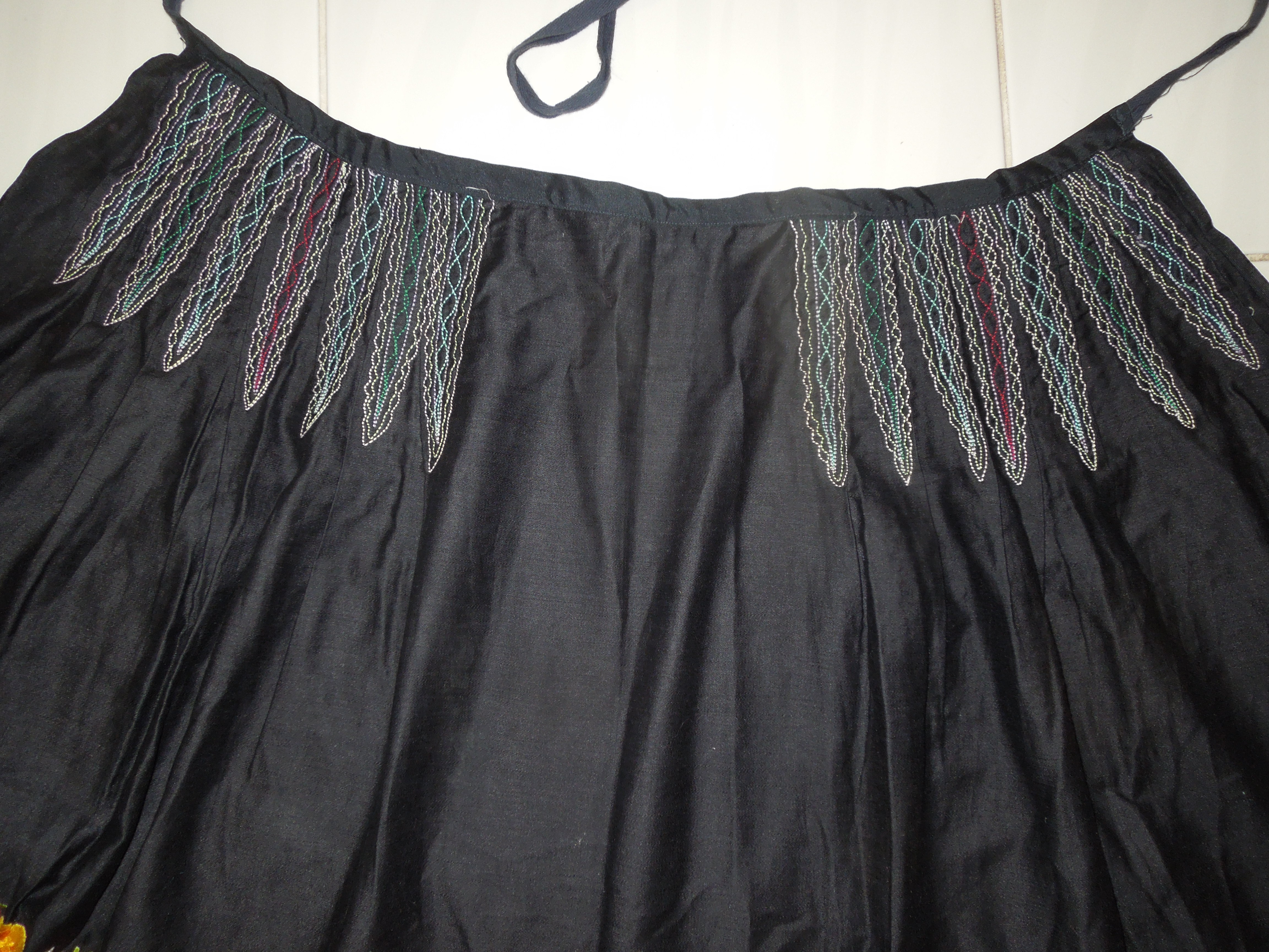 KROJ FĚRTŮŠEK (zástěra) DÁMSKÝ VYŠÍVANÝ