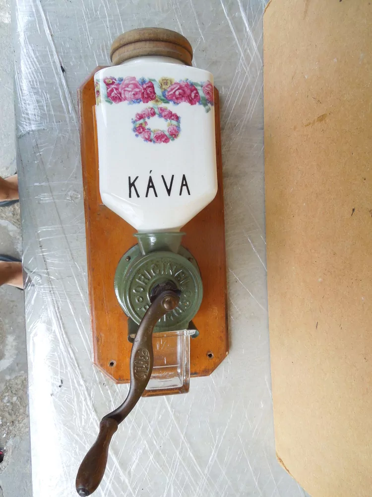 STAROŽITNÝ MLÝNEK KAFEMLÝNEK KÁVOMLÝNEK RŮŽE RŮŽIČKY