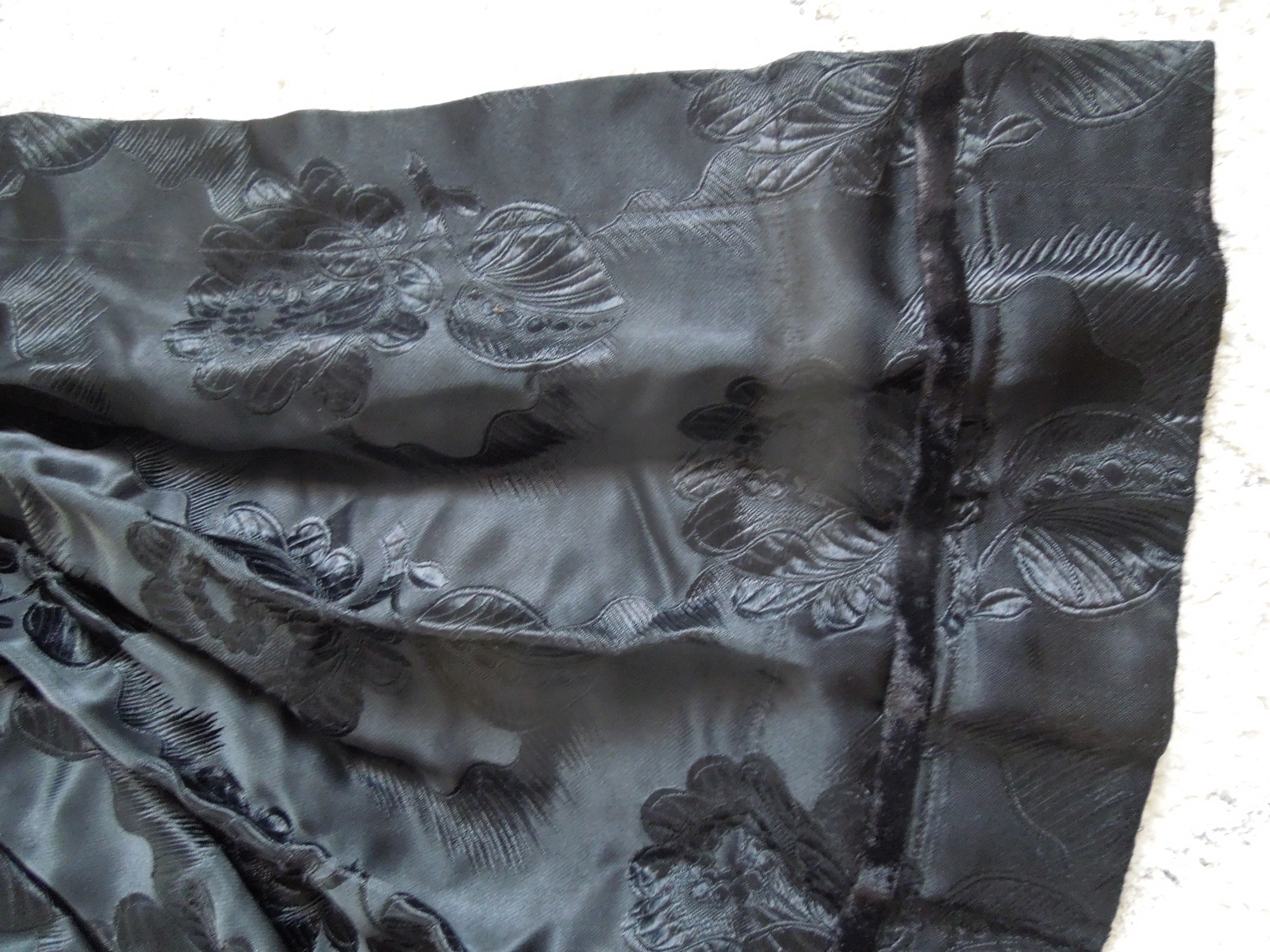 KROJ FĚRTŮŠEK BROKÁTOVÝ ČERNÝ