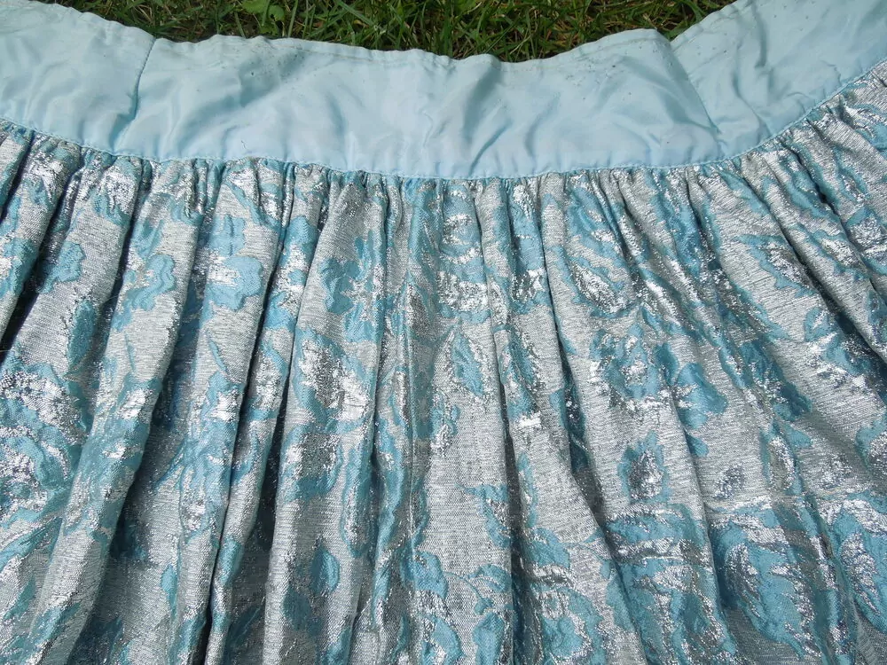 KROJ FĚRTŮŠEK STŘÍBRNÝ S MODRÝMI KVĚTY (KUNOVSKÝ)