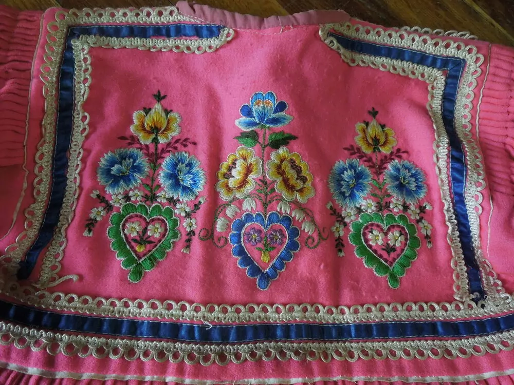 ŠATY KE KROJI DĚTSKÉ (VLČNOVSKÉ)