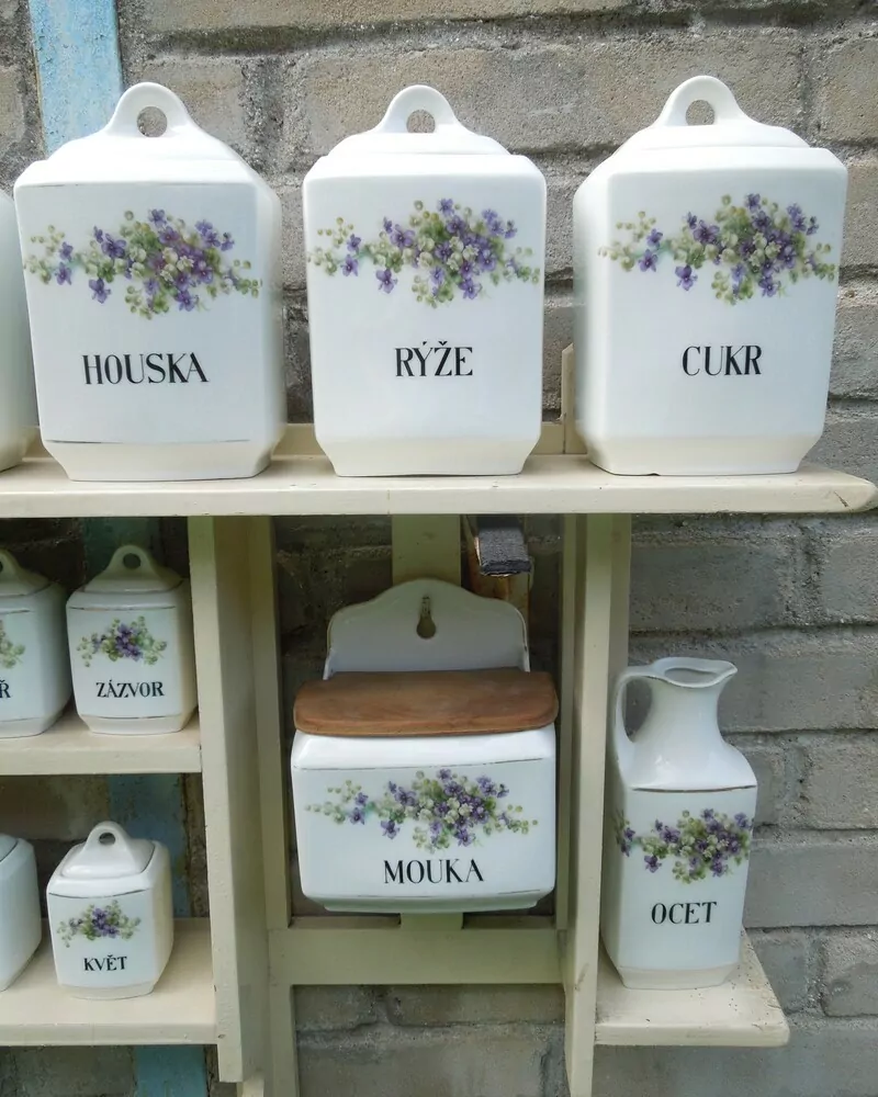 STAROŽITNOST KOŘENKY DOZY SADA KOŘENEK FIALKY