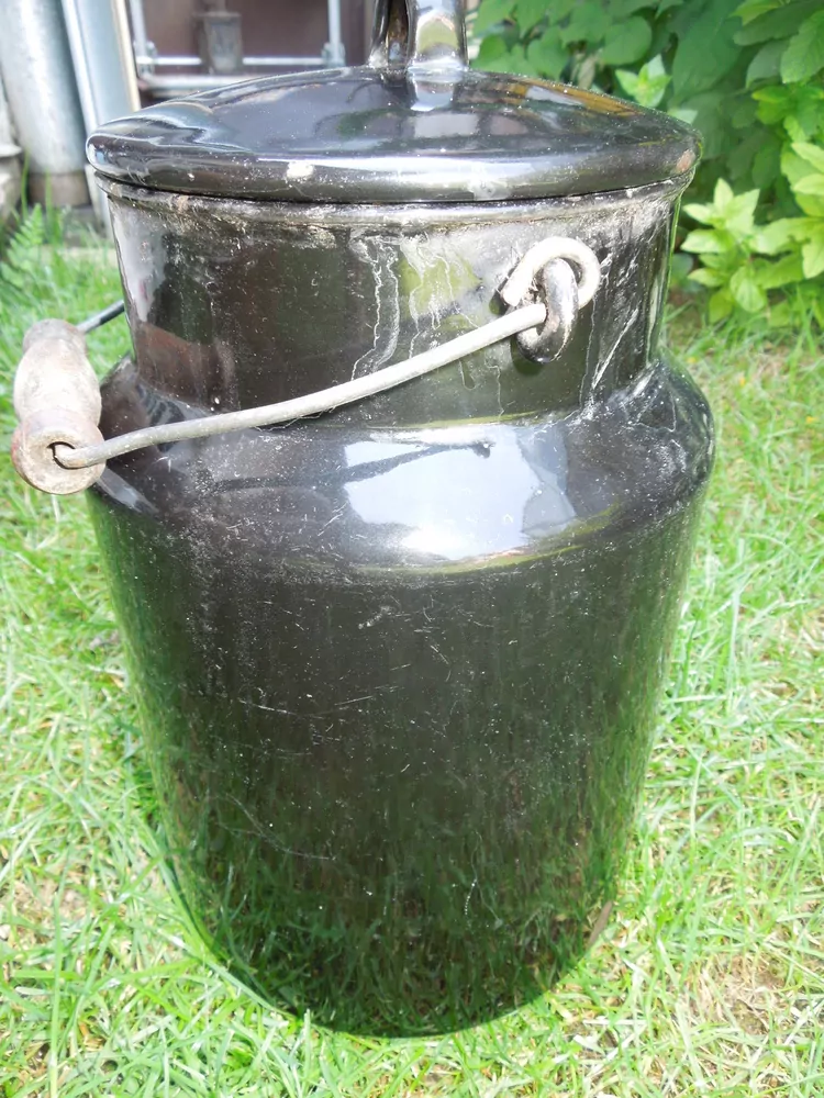 KONEV NA MLÉKO ČERNÁ