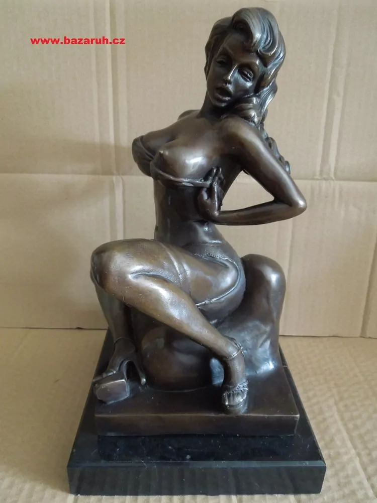 BRONZOVÁ SOCHA ŽENA AKT - POLONAHÁ