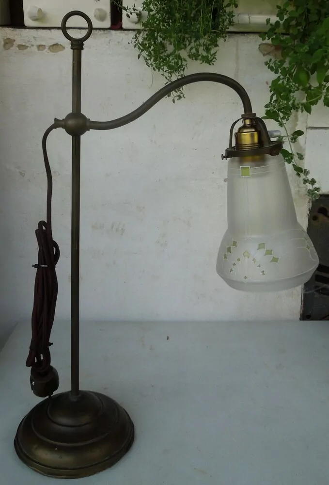 STAROŽITNÁ STOLNÍ MOSAZNÁ LAMPA ELEKTRICKÁ