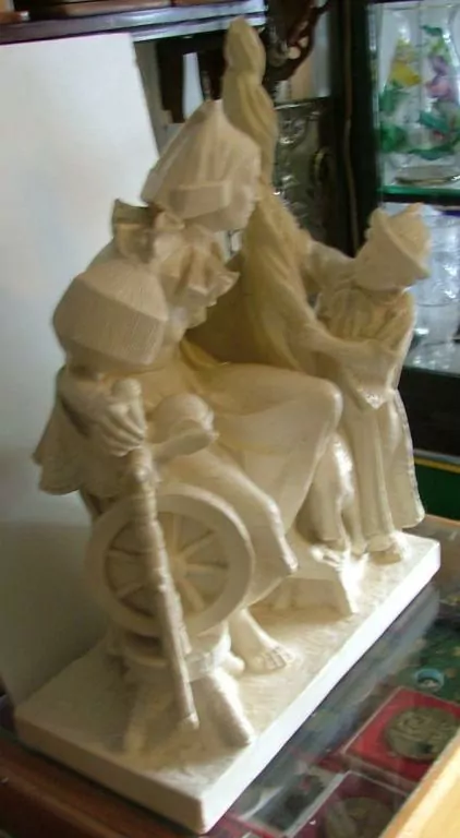 SOCHA KERAMICKÁ ŽENA A DÍTĚ V KROJI KOLOVRAT SIGN.