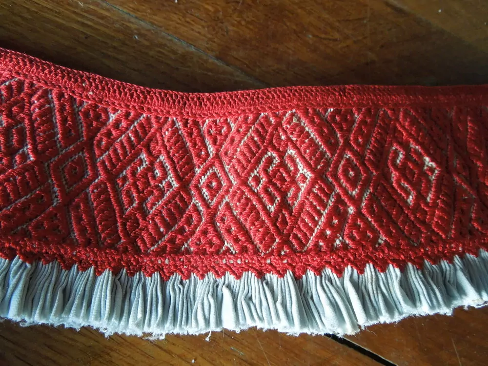 RUČNĚ VYŠÍVANÁ FORMA PÁSEK Z FĚRTOCHU