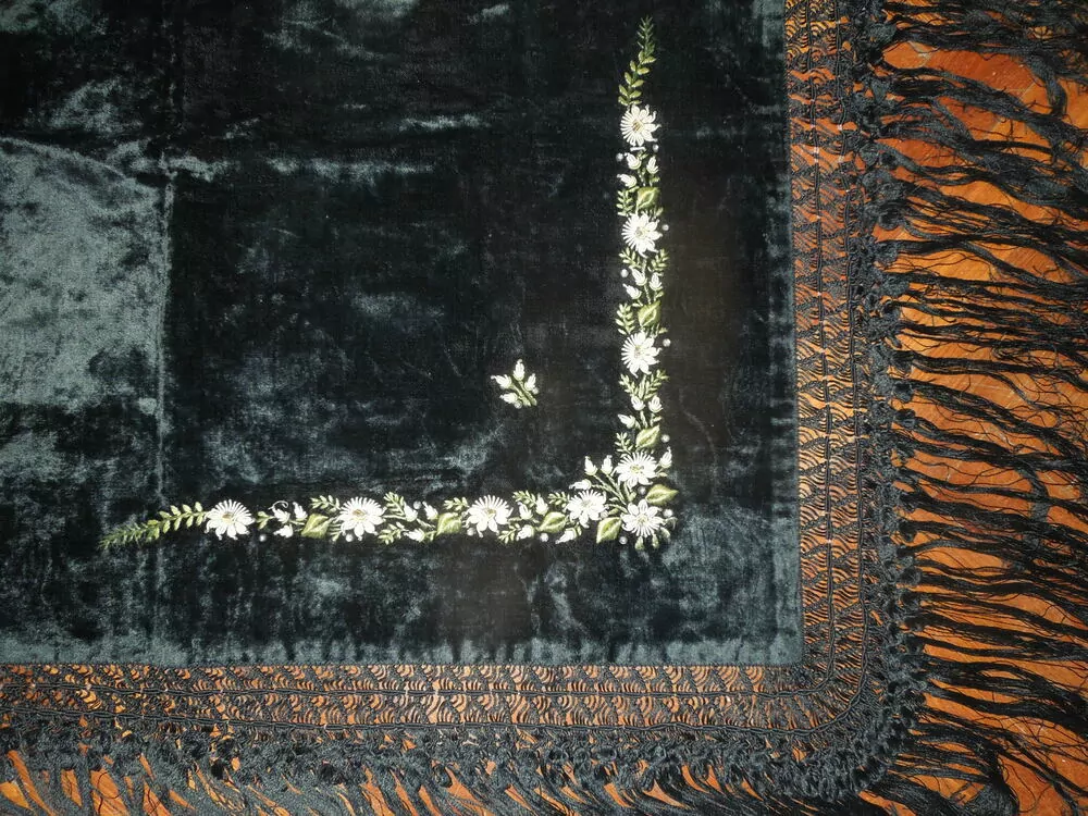 KROJ ŠÁTEK KE KROJI ČERNÝ S VYŠITÝMI KVĚTY PLYŠOVÝ