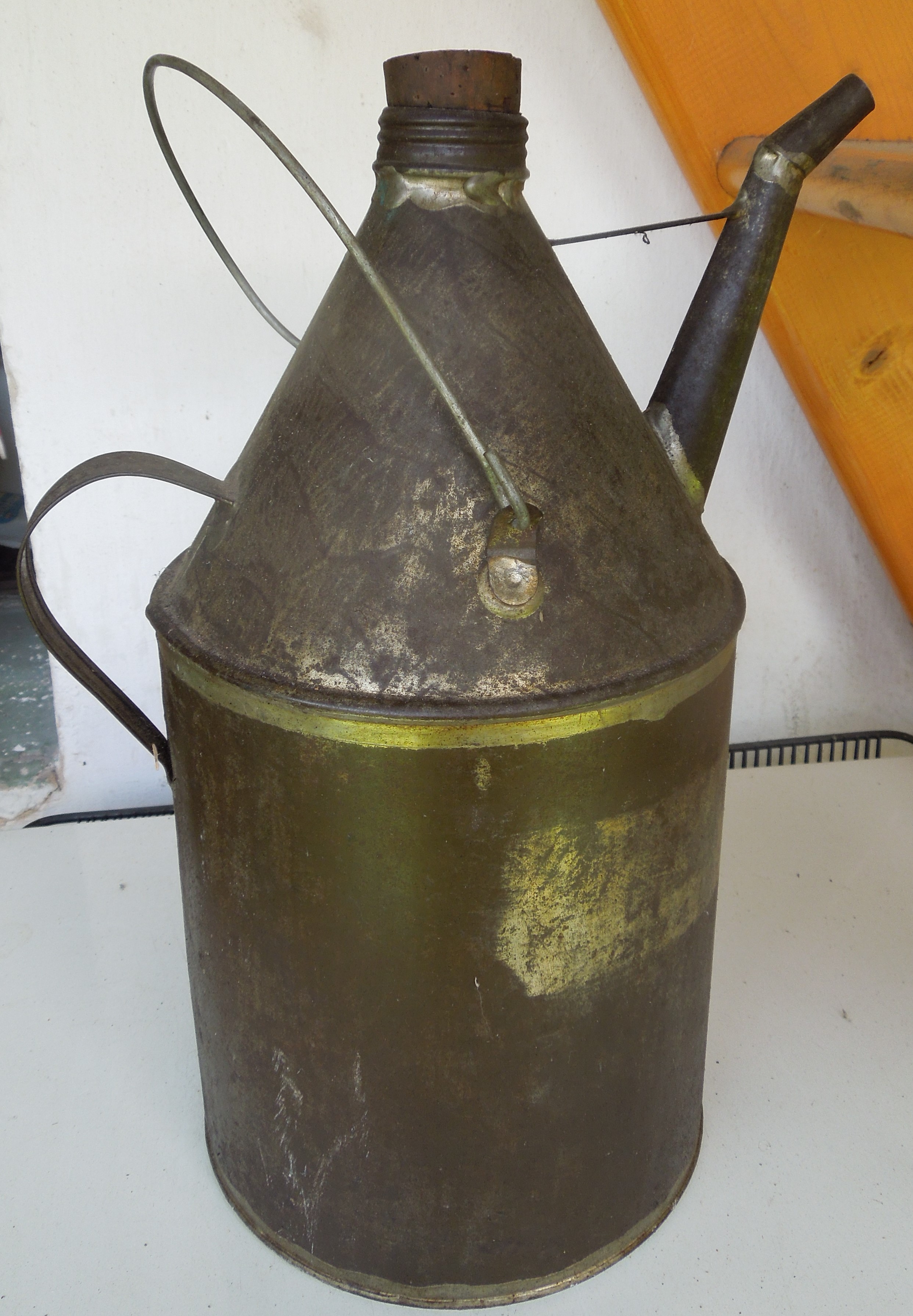 Stará plechová nádoba na petrolej, 33x17 cm