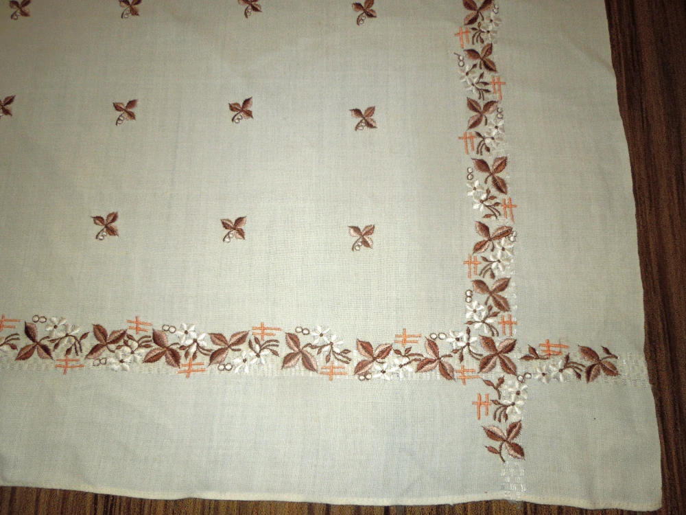 ŠÁTEK KE KROJI KRÉMOVĚ BÍLÝ S VYŠITÝMI KVĚTY 