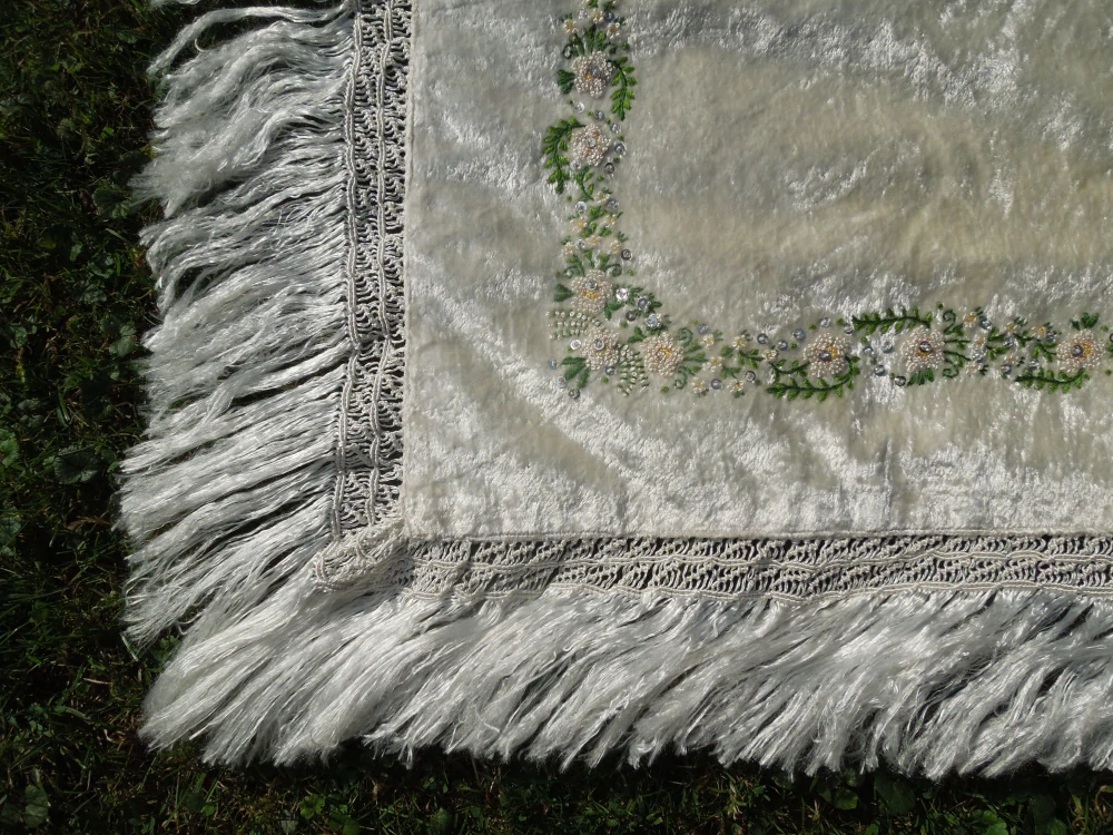 ŠÁTEK BÍLÝ PLYŠOVÝ S TŘÁSNĚMA