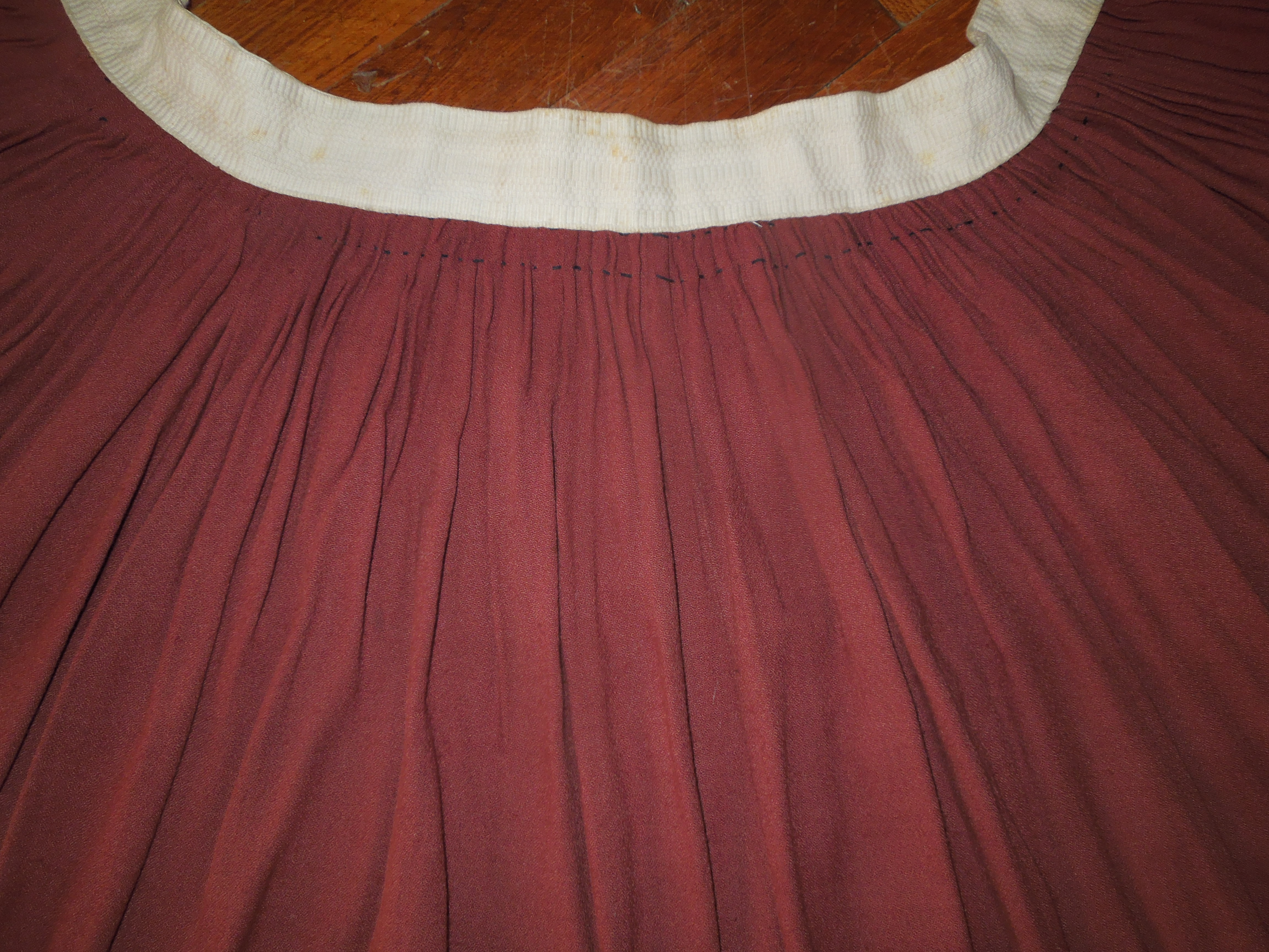 KROJ FĚRTŮŠEK KE KROJI HNĚDÝ S KRAJKOU