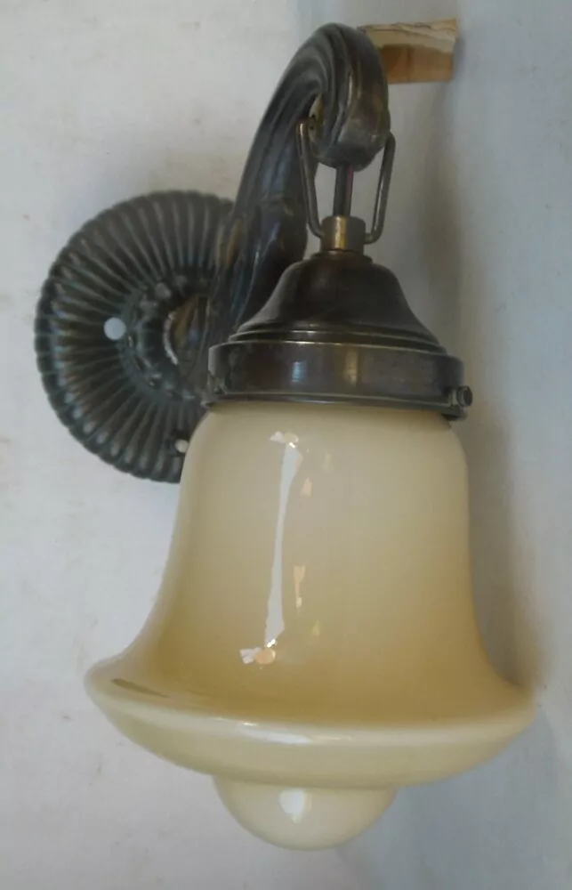 LAMPIČKA NA STĚNU LAMPA ELEKTRICKÁ  s vypínačem