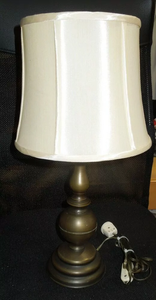 STOLNÍ MOSAZNÁ LAMPA ELEKTRICKÁ